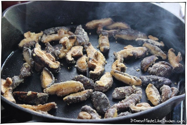 Crispy & Chewy Sesame Shiitake! Slightly crispy on the outside, super chewy and juicy on the inside, coated in a sticky sweet and spicy sauce. A vegan version of sesame beef. #itdoesnttastelikechicken