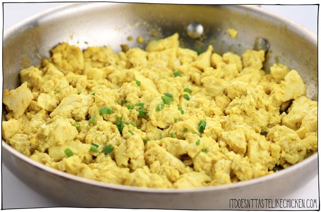 Tofu Scramble Spice Mix! Just 5 ingredients to make your own homemade spice mix that will make your tofu taste like eggs! Make ahead and have it ready to go so breakfast will be ready in a jiffy! #itdoesnttastelikechicken #vegan #tofu